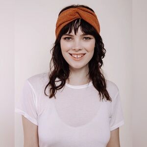 I’M WITH THE BAND TURBAN HEAD BAND IN BROWN SUGAR